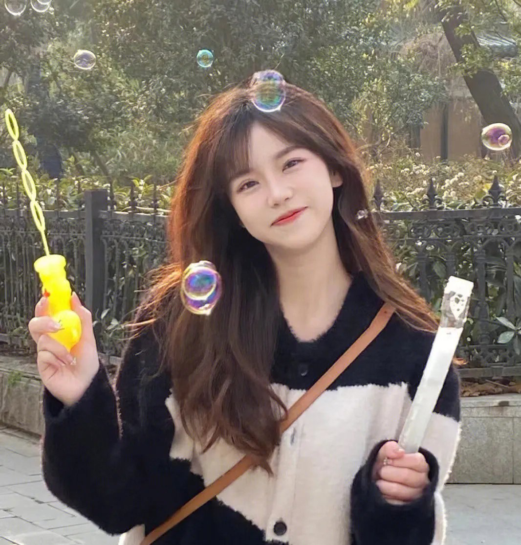 穿黄睡衣的女孩